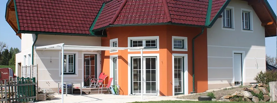 Orange und grau gestaltete Hausfassade